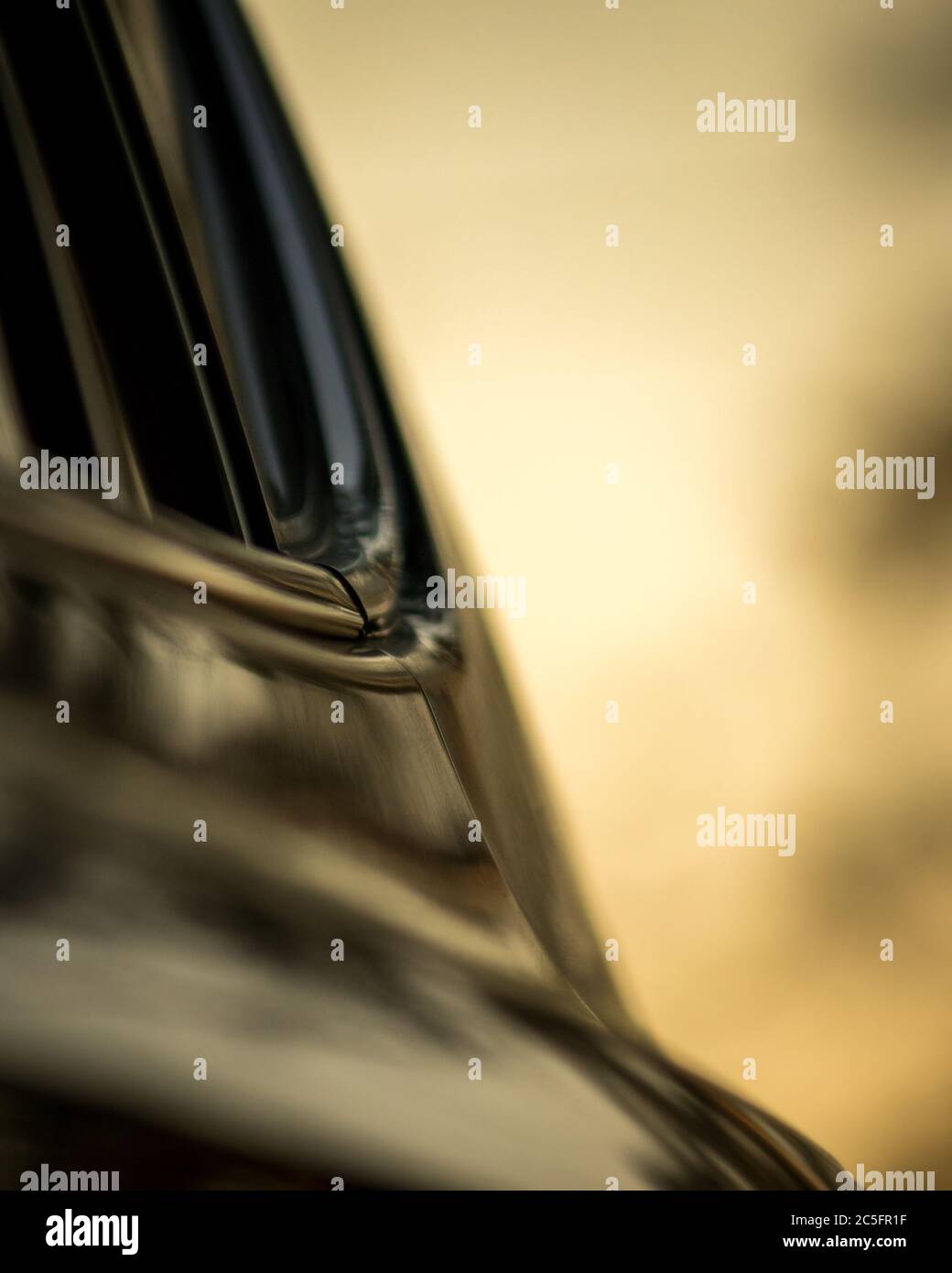 Riflesso d'oro fuori dalla porta dell'auto Foto Stock