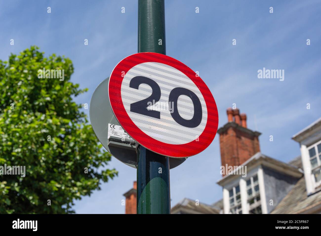 20 mph segno su Suburban Street, Station Road, Hampton, Borough of Richmond-upon-Thames, Greater London, England, Regno Unito Foto Stock