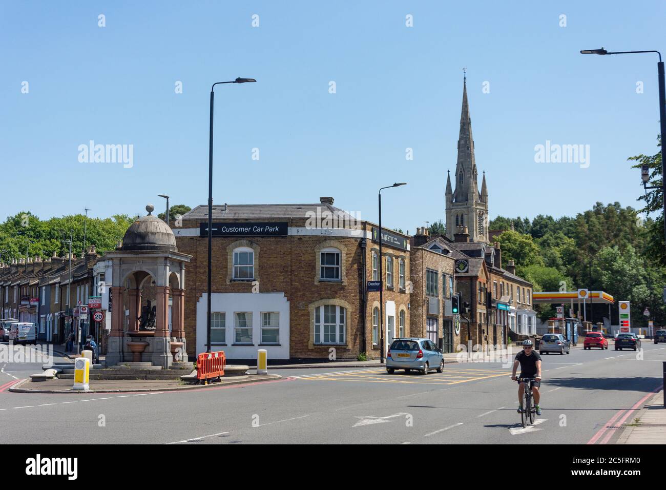 Chiesa della Santa Trinità e monumento ai caduti, Roehampton Lane, Roehampton, London Borough of Wandsworth, Greater London, England, Regno Unito Foto Stock