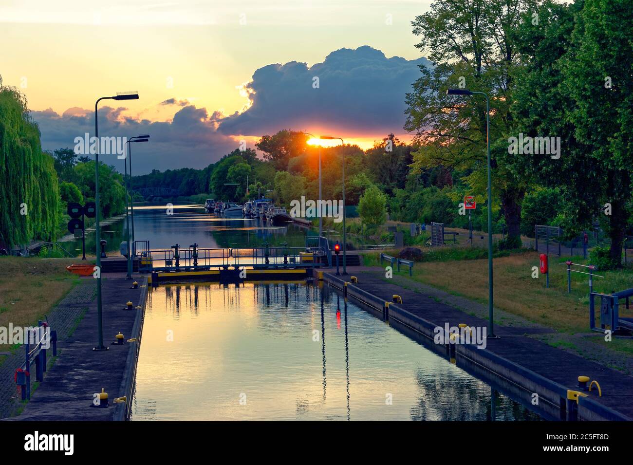 Tramonto a Limmer Schleuse da Continental Limmer. Foto Stock