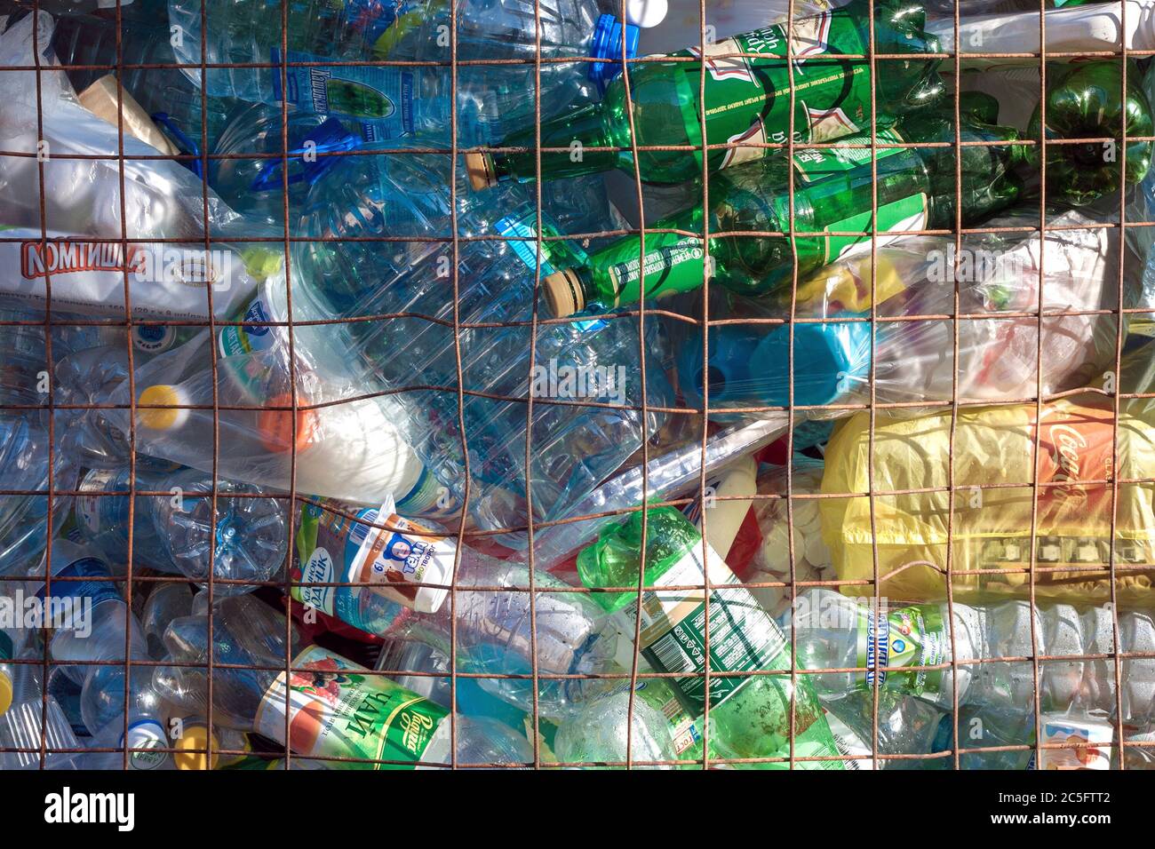 Contenitore pieno di rifiuti domestici in plastica per il riciclaggio Foto Stock