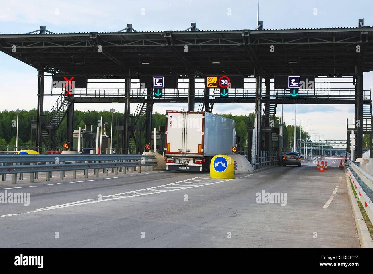 Mosca 25/06/2019 punto di pagamento su strada a pedaggio, camion e auto a pagamento al casello Foto Stock