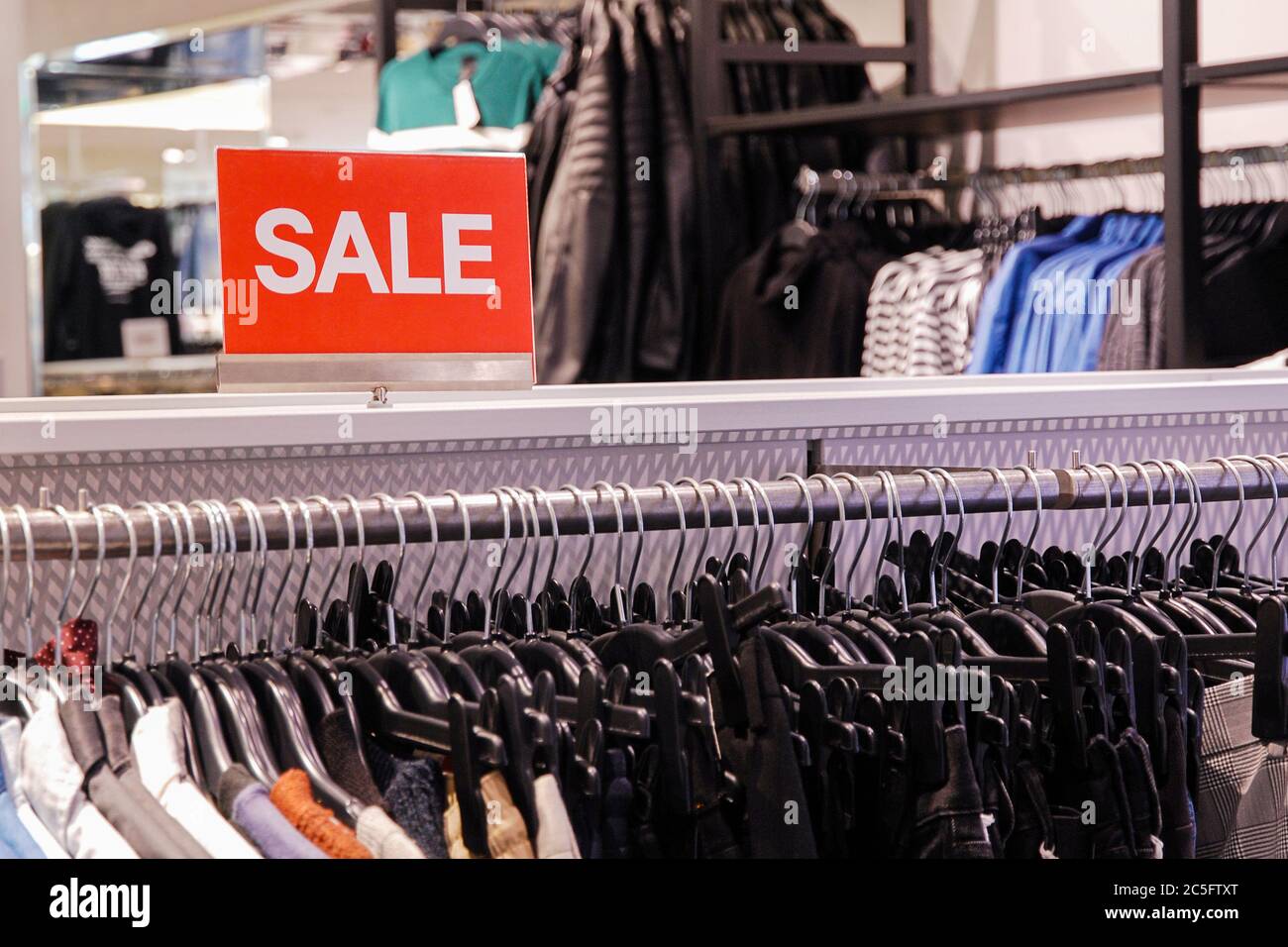 Cartello rosso di vendita in un negozio di abbigliamento Foto Stock