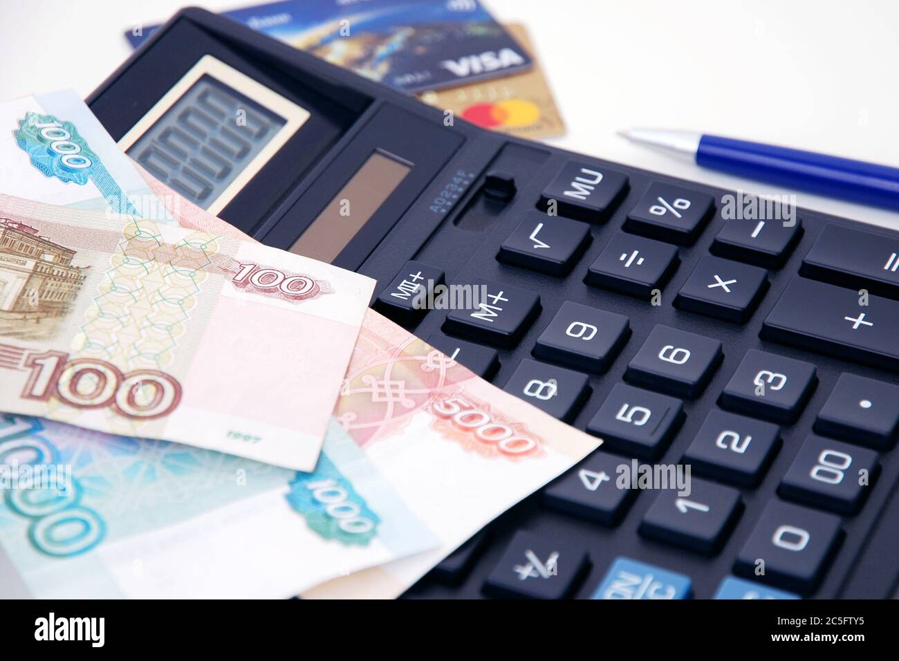 Banconote ruble, calcolatrice, penna e carte di credito sfocate da vicino. Risparmio di denaro Foto Stock