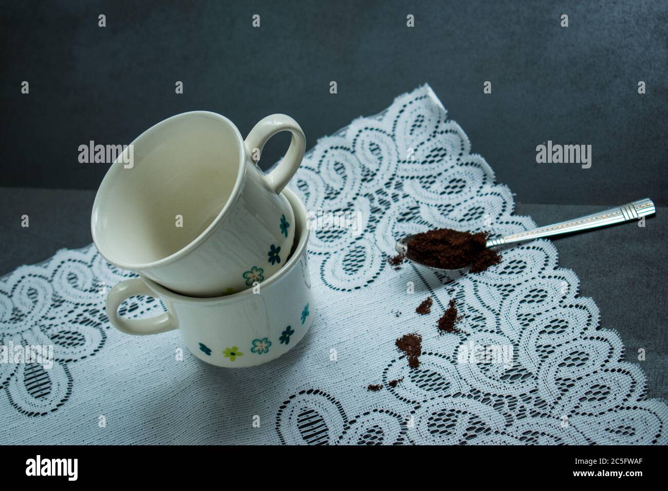 Tazze di caffè sul tavolo e un caffè con cucchiaio Foto Stock