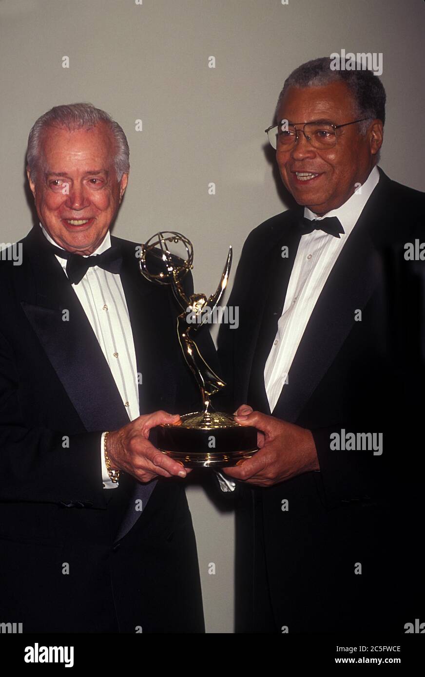 3 GENNAIO 2006 - K6011AR.HUGH DOWNS CON JAMES EARL JONES 09-11-1996.17TH ANNUAL NEWS EMMYS . © ANDREA RENAULT- Credit: Globe Photos/ZUMAPRESS.com/Alamy Live News Foto Stock