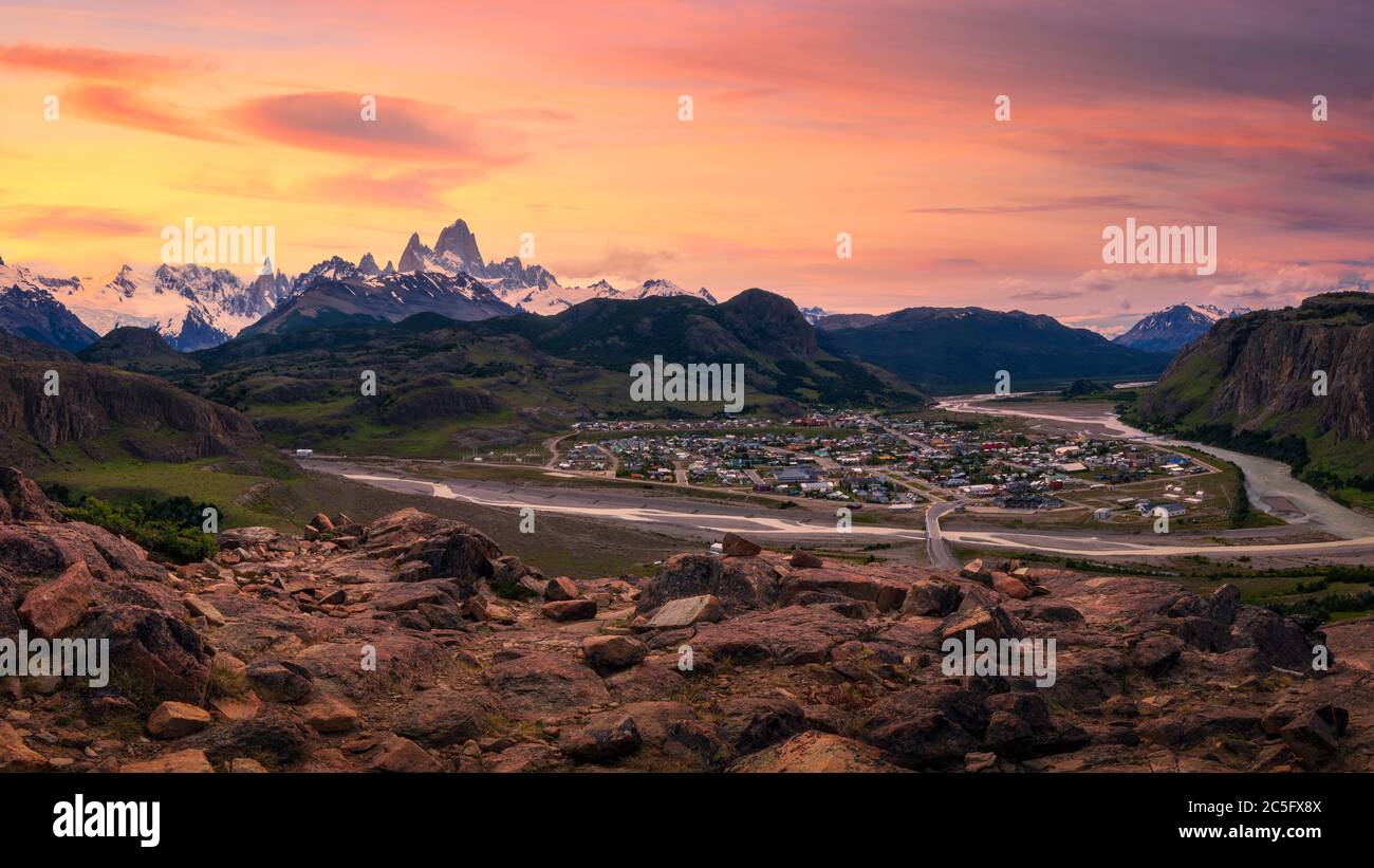 Panorama del cielo drammatico del tramonto sulla città di El Chaltén e Mt. Fitzroy. Foto Stock