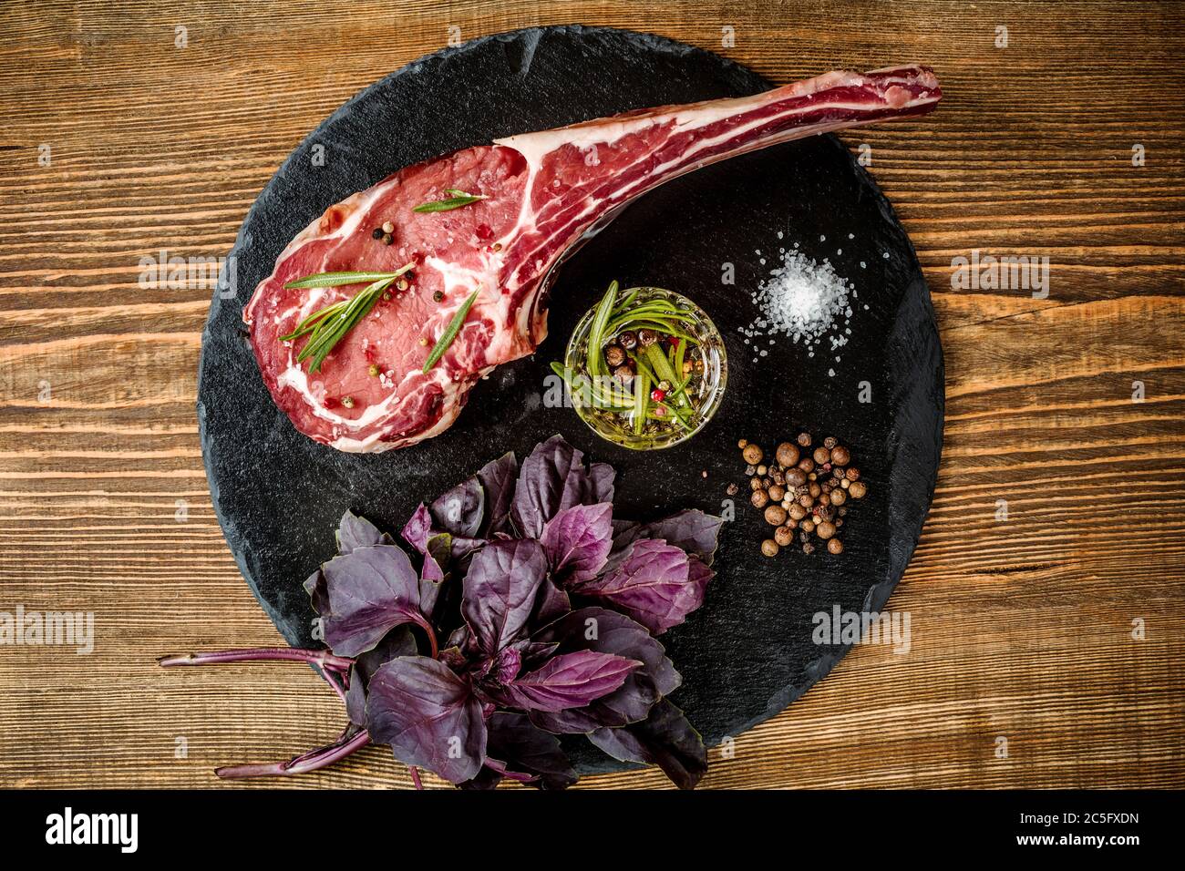 Bistecca Di Manzo Cruda Di Tomahawk Invecchiata E Secca Con Ingredienti Per Grigliare Foto Stock Alamy