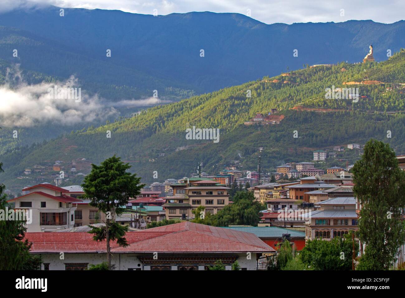 Vista attraverso Thimphu al Buddha Dordenma (Buddha d'oro) Foto Stock