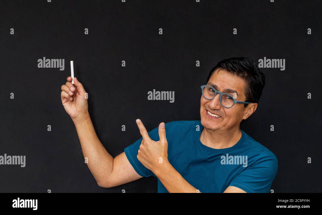 Scuola insegnata da un insegnante divertente su una lavagna con il suo gesso Foto Stock