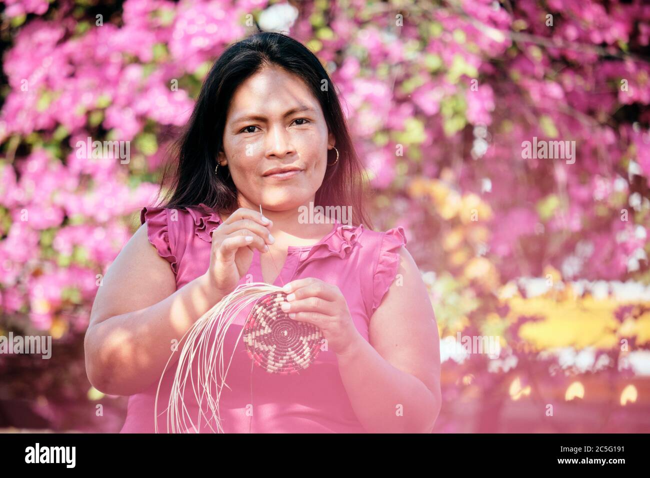 Indigena Woman tessitura Coaster per i turisti a Panama Foto Stock