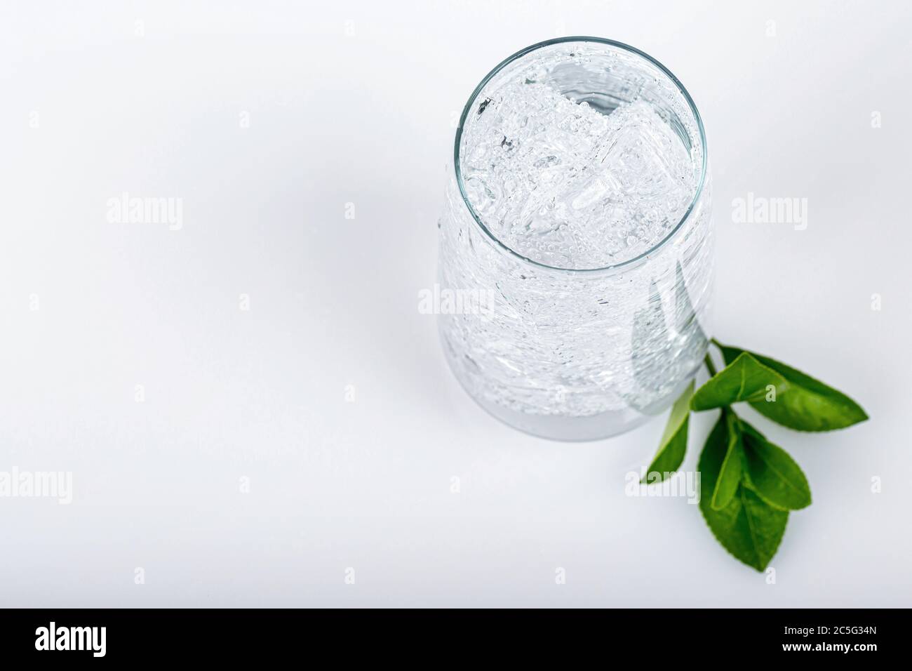 Concetto di acqua dolce e pulita, vetro dell'acqua isolato 093 Foto Stock