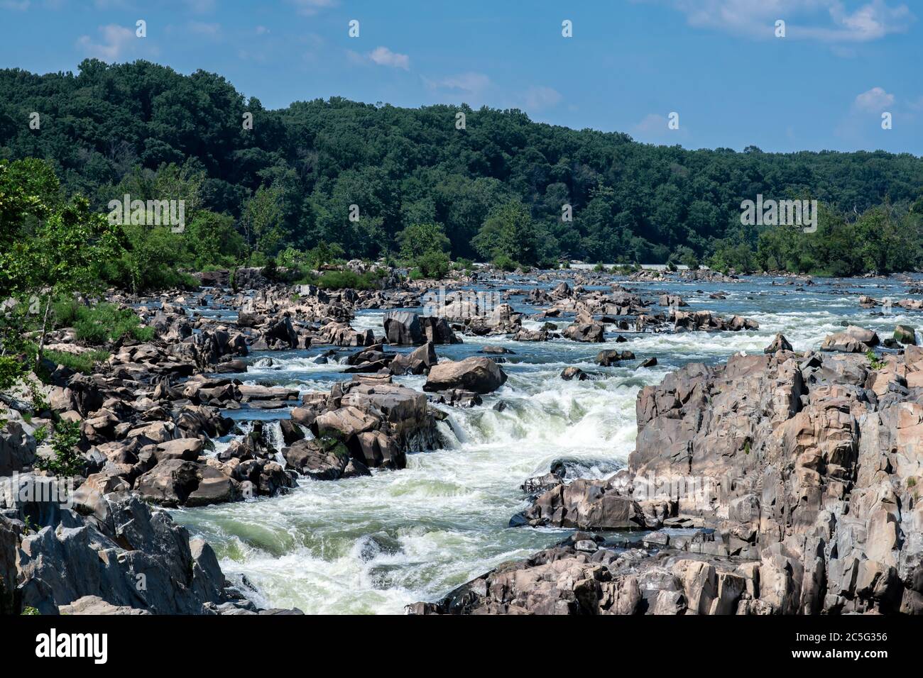 Rocce frastagliate, viste mozzafiato e le pericolose acque bianche del fiume Potomac presso il Great Falls Park a McLean, Fairfax County, Virginia. Foto Stock