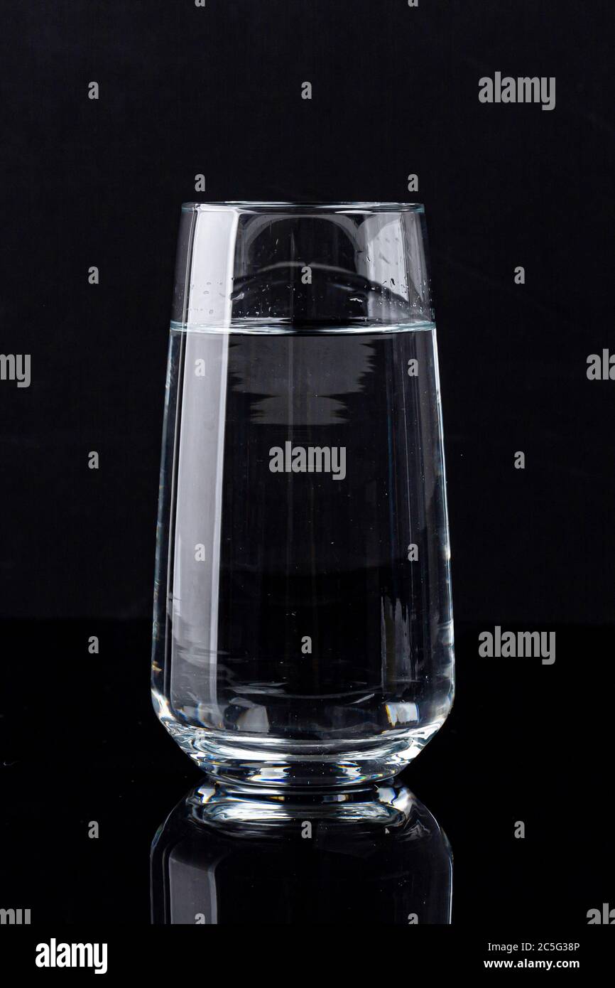 Concetto di acqua dolce e pulita, vetro dell'acqua isolato 022 Foto Stock