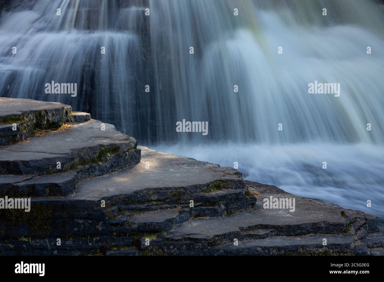 Tahquamenon Falls state Park MI / SEPT Cascade delle cascate inferiori oltre gli strati scalini punteggiati di luce solare. Foto Stock