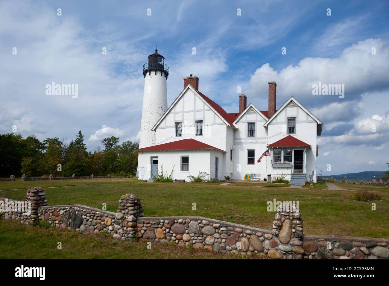 Hiawatha National Forest MI / Oct il faro di Point Iroquois è stato illuminato per la prima volta nel 1857 e il suo quarto ordine Fresnel lente brillare su uno dei Foto Stock