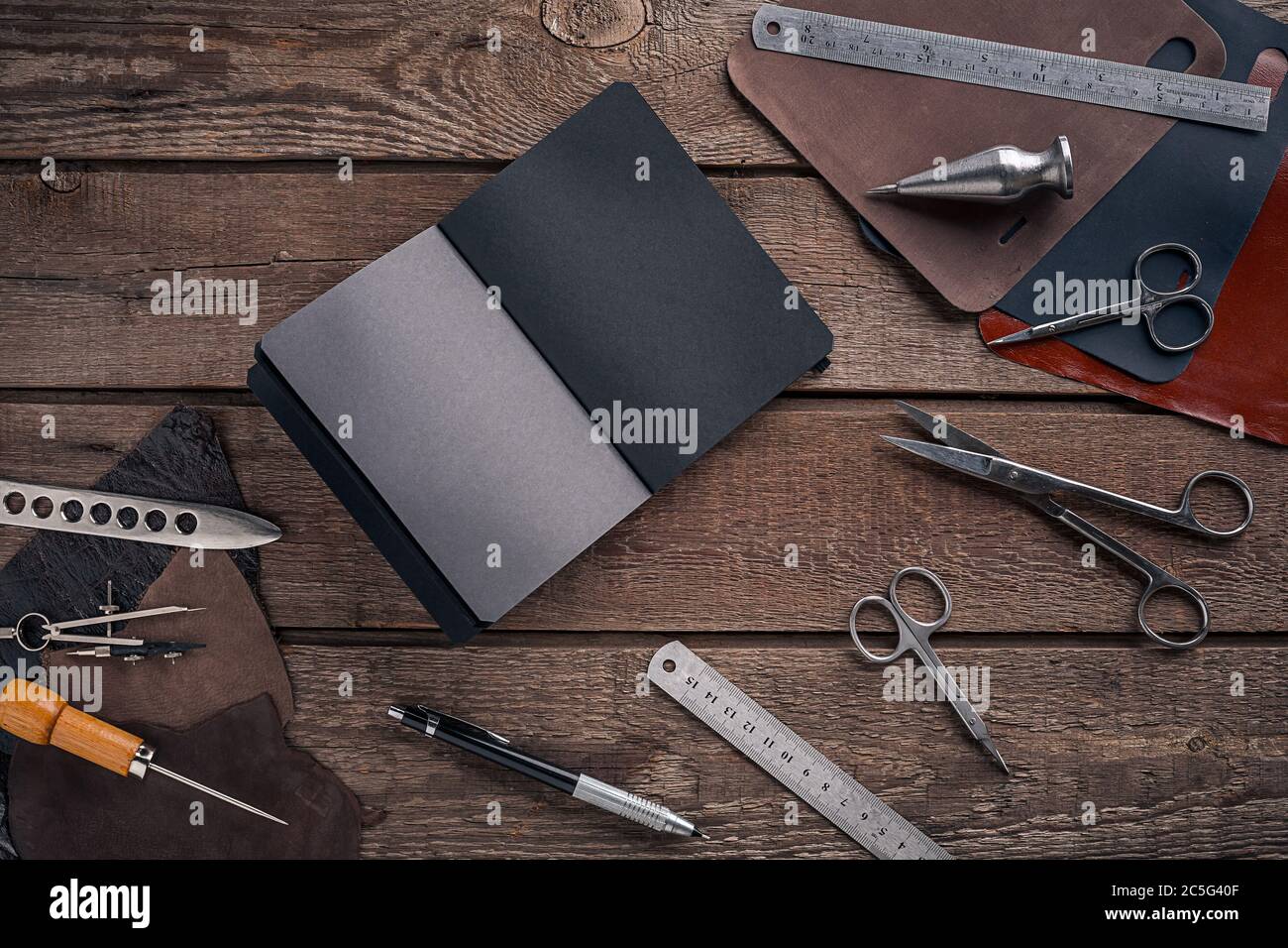 Borsa in pelle. Lavoro di un artigiano in un'officina. Vista dall'alto Foto Stock