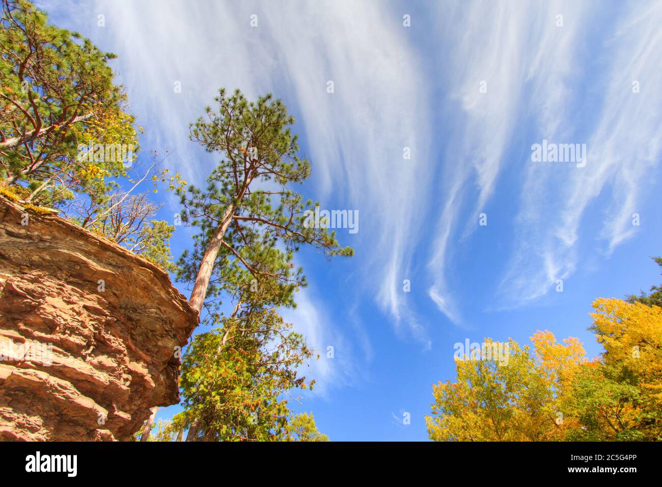 Paesaggio della foresta autunnale al Porcupine Mountains Wilderness state Park nella penisola superiore del Michigan durante i colori dell'autunno. Foto Stock