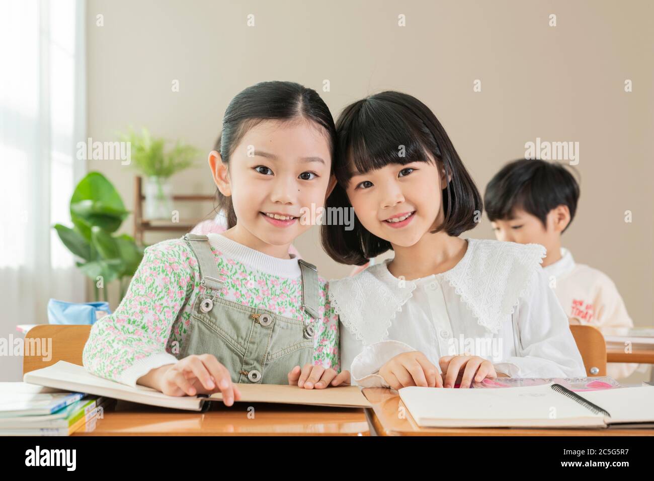 Concetto di bambini felici, un ritratto di bambini asiatici sorridenti 086 Foto Stock