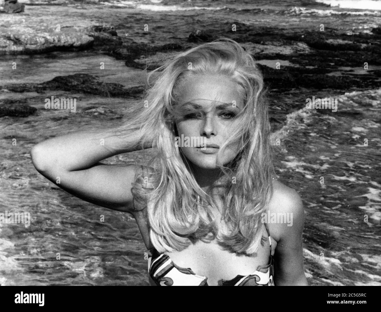 02 ottobre 1960 - Londra, Inghilterra, Regno Unito - VIRNA LISI indossa un costume da bait davanti all'oceano sulla spiaggia. (Credit Image: © Keystone Press Agency/Keystone USA via ZUMAPRESS.com) Foto Stock