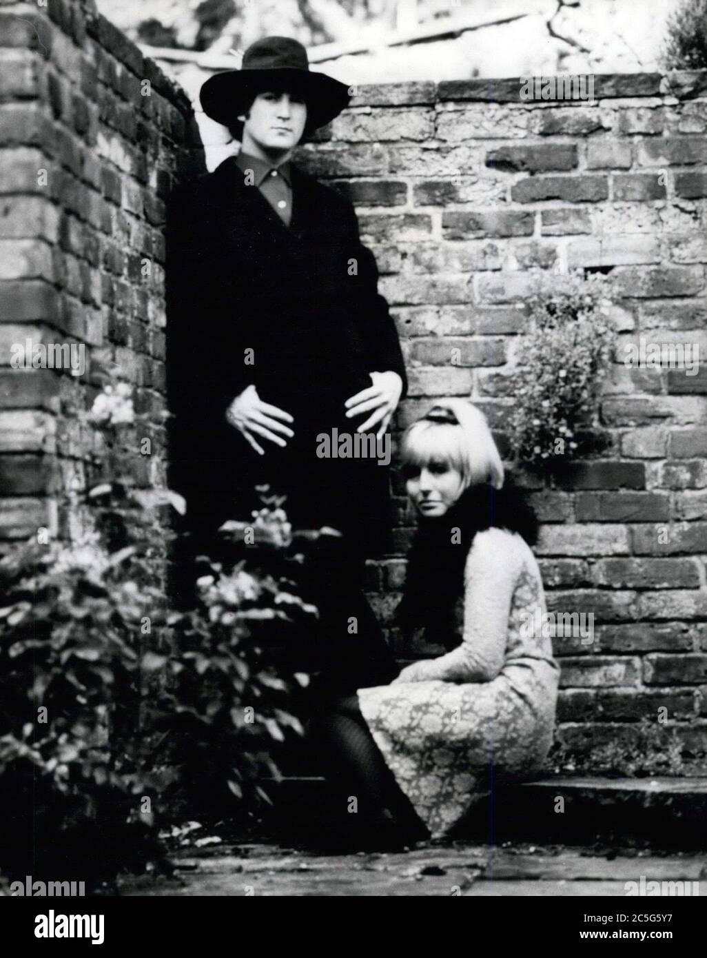 Circa 1963 - Inghilterra, Regno Unito - JOHN LENNON e sua moglie CYNTHIA LENNON, nel loro bel giardino segreto. (Credit Image: © Keystone Pictures USA/ZUMAPRESS.com) Foto Stock