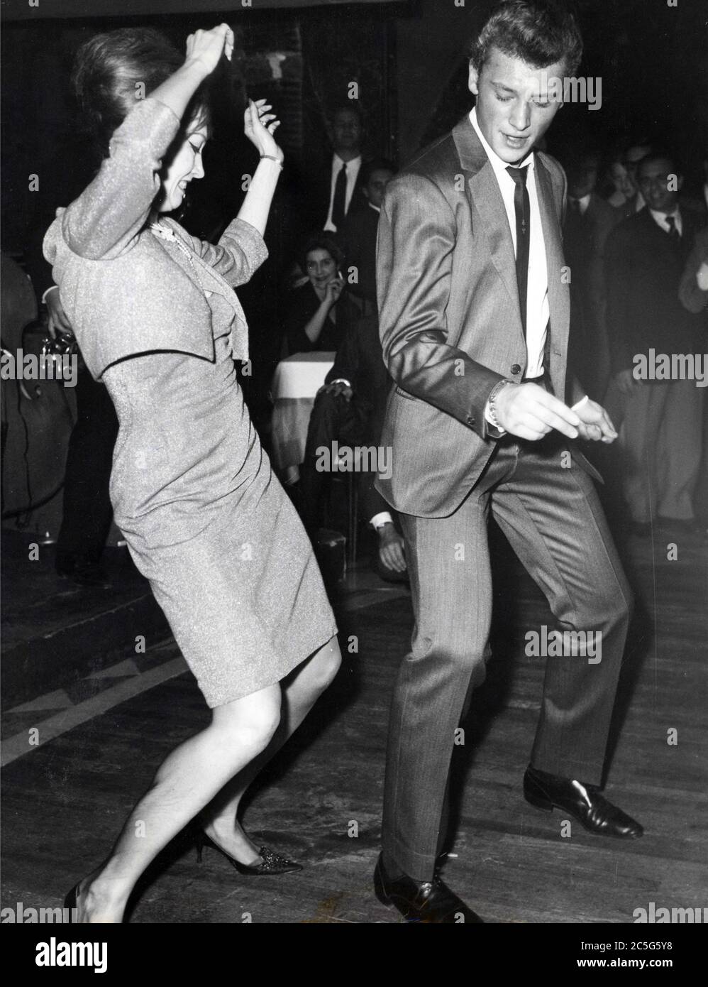 17 novembre 1962 - Roma, Italia - JOHNNY HALLYDAY balla il ''Twist'' con VALERIE CAMILLE in un night club. (Credit Image: © Keystone Press Agency/Keystone USA via ZUMAPRESS.com) Foto Stock