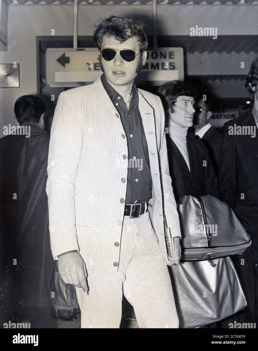 20 giugno 1966 - Parigi, Francia - JOHNNY HALLYDAY all'aeroporto le Bourget, dove partirà per la Polonia per fare un paio di spettacoli. (Credit Image: © Keystone Press Agency/Keystone USA via ZUMAPRESS.com) Foto Stock
