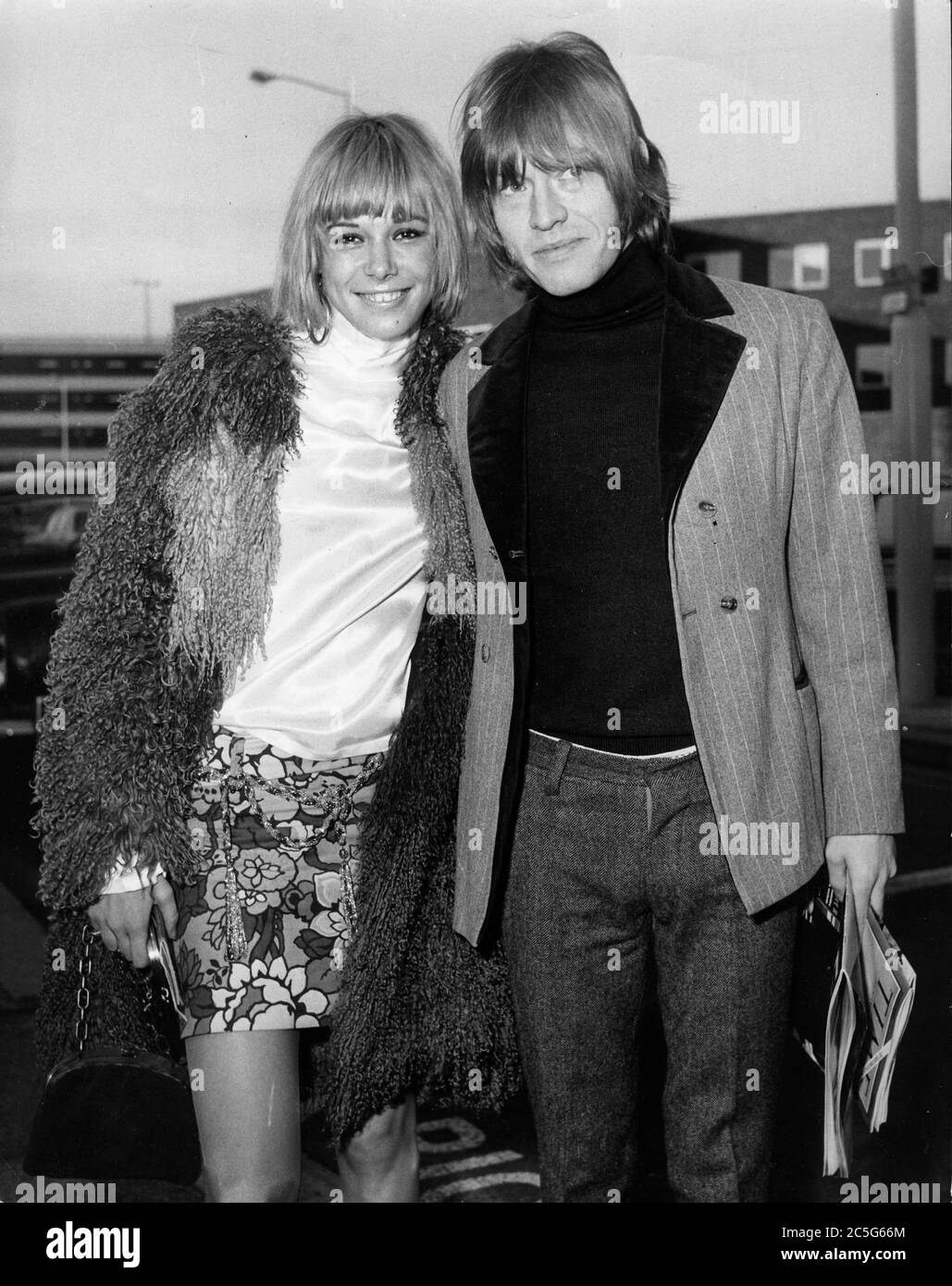 3 dicembre 1966 - Londra, Inghilterra, Regno Unito - il chitarrista di Rolling Stones BRIAN JONES con la fidanzata ANITA PALLENBERG all'aeroporto di Heathrow. (Credit Image: © Keystone Press Agency/Keystone USA via ZUMAPRESS.com) Foto Stock