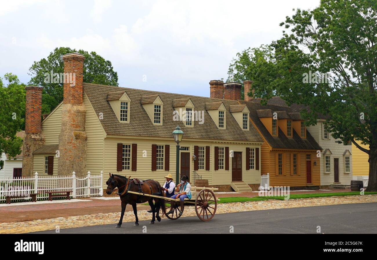 Williamsburg, Virginia, U.S.A - 30 giugno 2020 - due uomini sulla carrozza a cavallo che indossano una maschera come richiesto Foto Stock