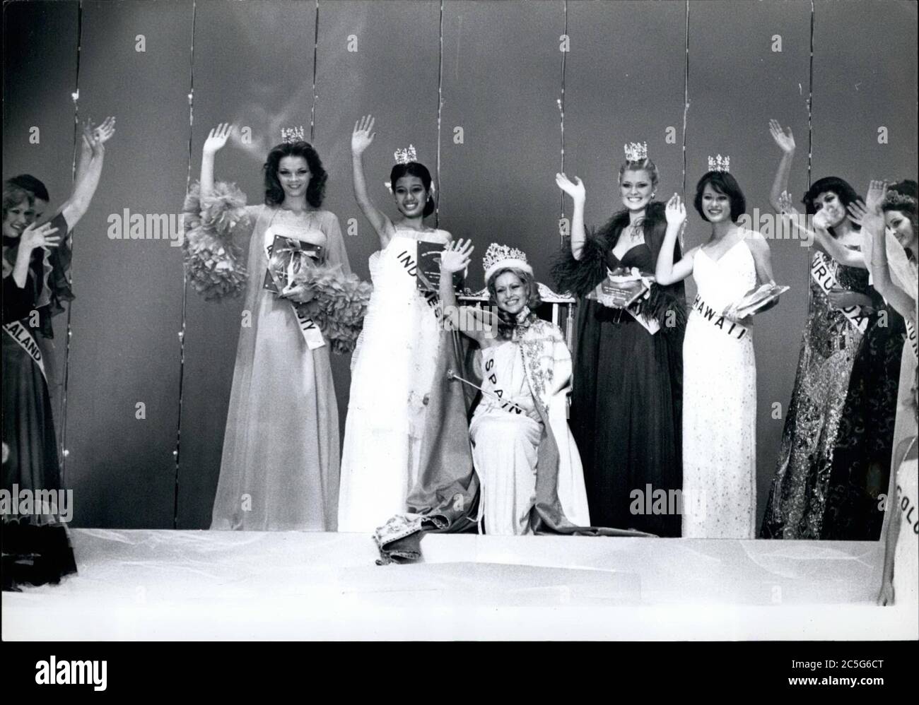 1 luglio 1977 - Tokyo, Giappone - i vincitori di Miss International 1977 si sono aggiudicato la cerimonia. Miss Spagna, PILAR MEDINA CANADELL, centro; 1° classificato, Miss Germania, DAGMAR GABRIELE WINKLER; 2° classificato a destra del centro; Miss Indonesia, INDRI Hapsari SOEHARTO, a sinistra del centro; 3° classificato, Miss Hawaii, PRUNELLA JULLE NICKSON, seconda a destra dal centro; 4° classificato Imperial Theater, Miss BIT, Miss BIT, al Miss BIT, al Miss BIT, al Credit Garden (Miss BIT, USA). © Keystone Pictures USA/ZUMAPRESS.com) Foto Stock