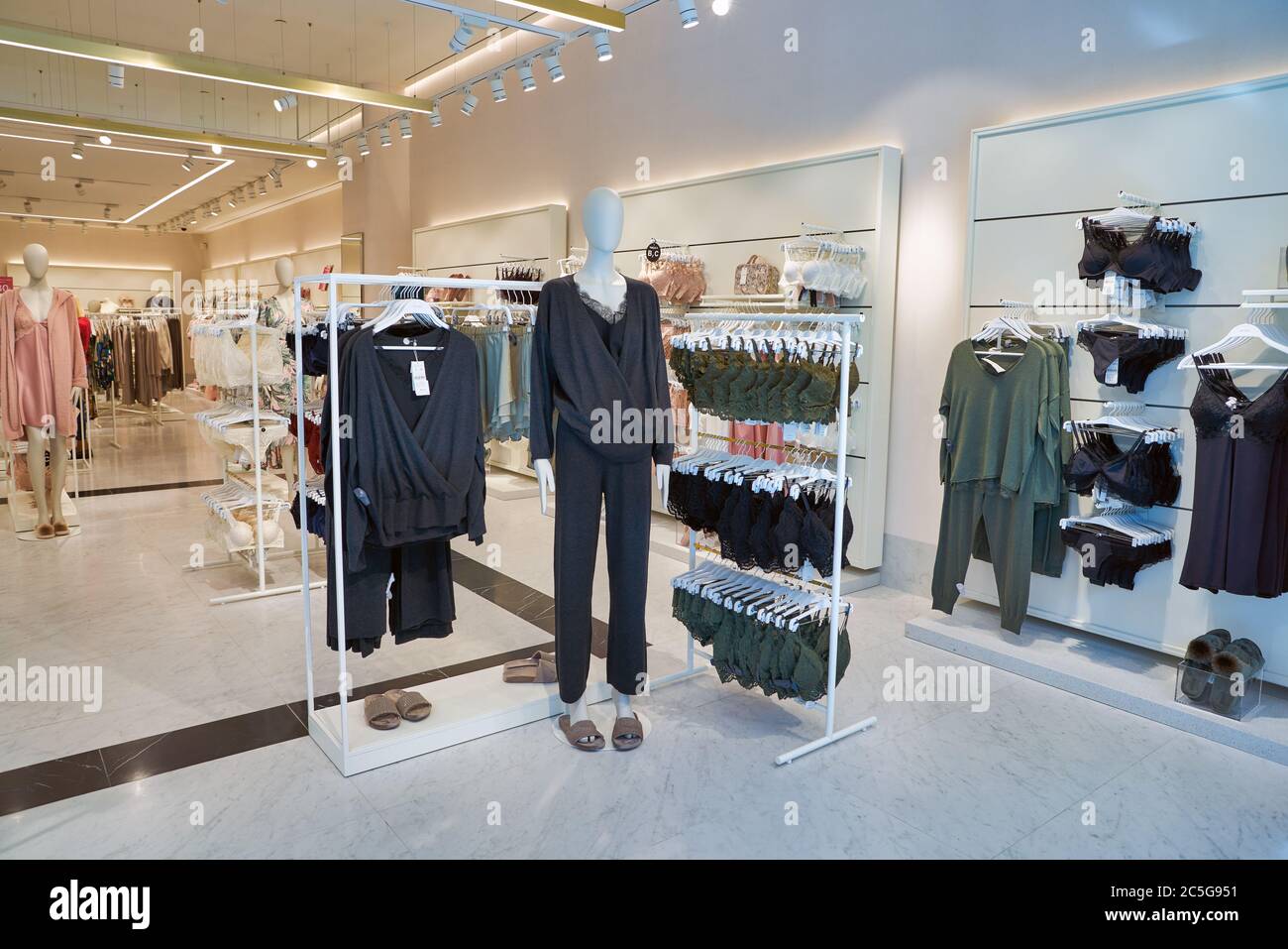 MOSCA, RUSSIA - 14 SETTEMBRE 2019: Foto interna del negozio Oysho al centro  commerciale Salaris a Mosca. Oysho è un rivenditore di abbigliamento  spagnolo specializzato Foto stock - Alamy