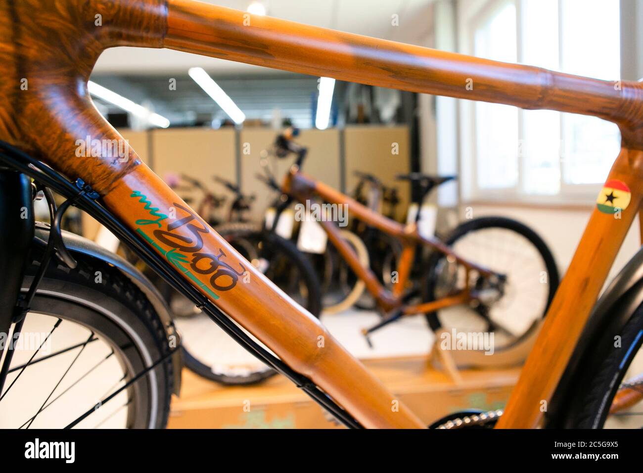 Kiel, Germania. 29 Giugno 2020. Biciclette di bambù stand in una sala vendite. La società Kiel 'My Boo' è in vigore dal 2012 (a dpa 'Mei di trasporto dell'ora: La corsa per negozi di biciclette non finisce mai'). Credit: Frank Molter/dpa/Alamy Live News Foto Stock