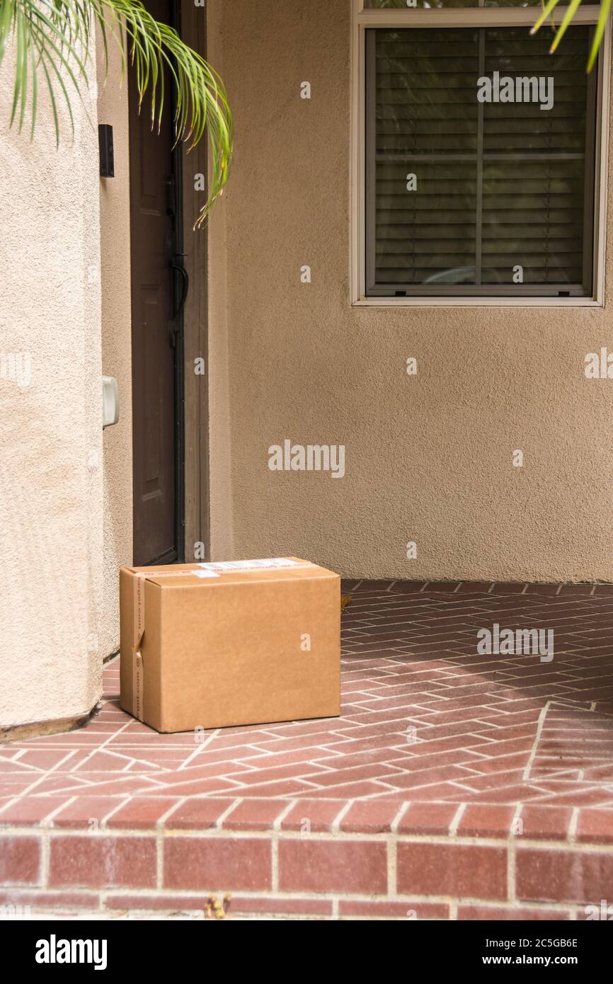 Una scatola consegnata in una casa nella città di Mission Viejo, California. Foto Stock