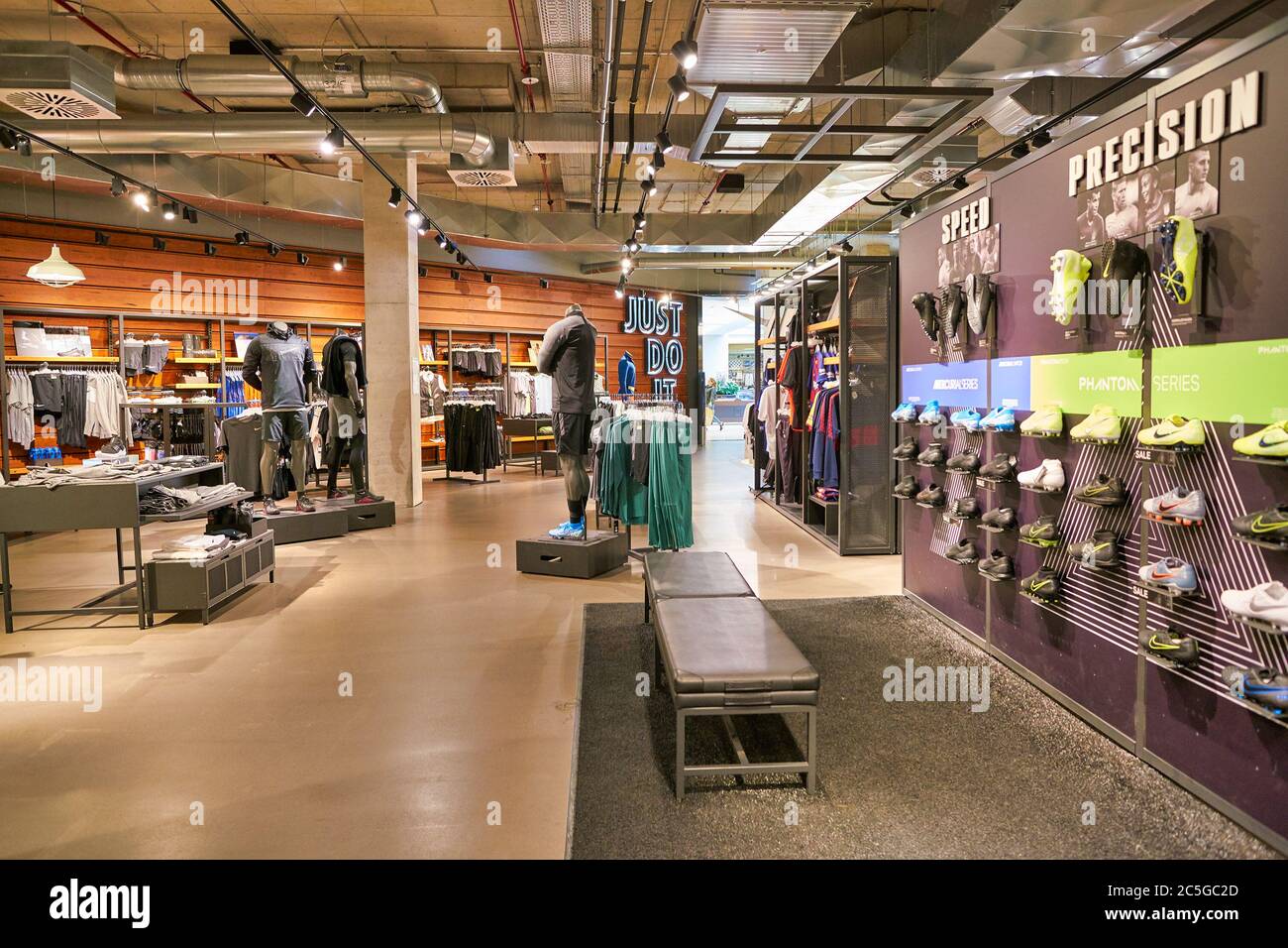 BERLINO, GERMANIA - CIRCA SETTEMBRE 2019: Foto interna del negozio Nike nel  Mall of Berlin Foto stock - Alamy