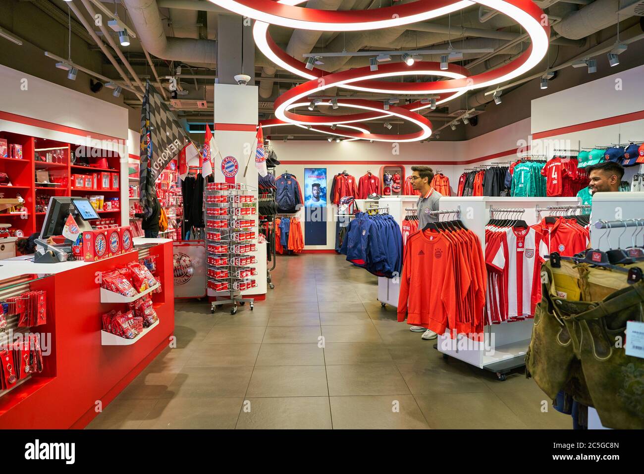 BERLINO, GERMANIA - CIRCA SETTEMBRE 2019: Scatto interno del FC Bayern  Munchen Fanshop nel centro commerciale di Berlino Foto stock - Alamy