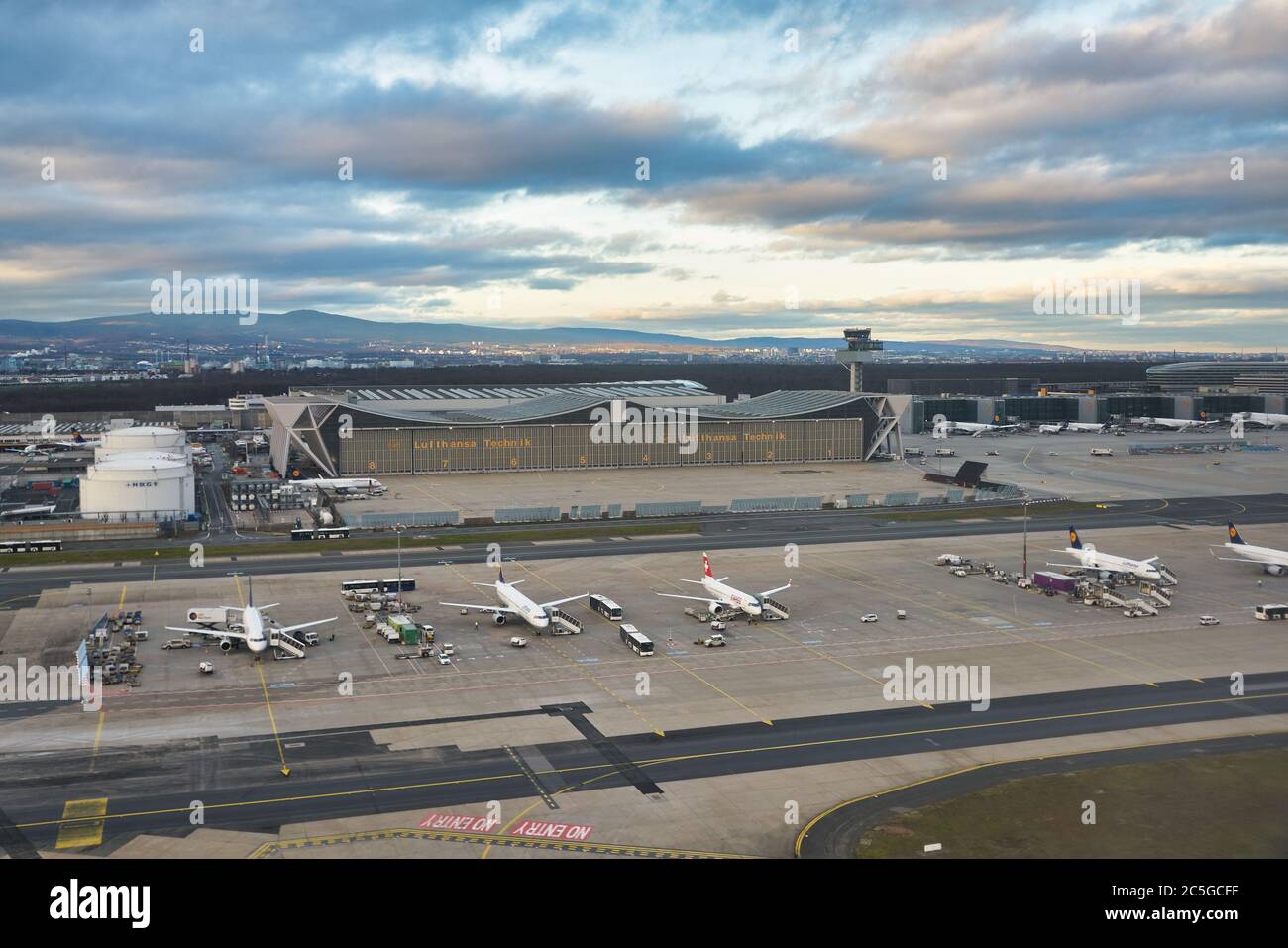 FRANCOFORTE AM MAIN, GERMANIA - CIRCA GENNAIO 2020: Vista dell'aeroporto di Francoforte sul meno. Foto Stock