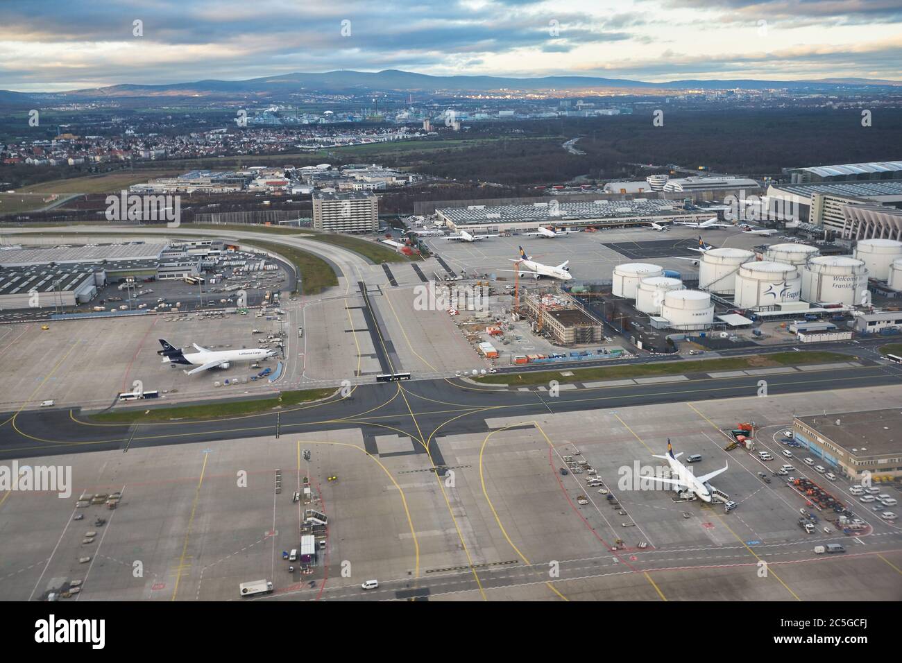 FRANCOFORTE AM MAIN, GERMANIA - CIRCA GENNAIO 2020: Vista dell'aeroporto di Francoforte sul meno. Foto Stock