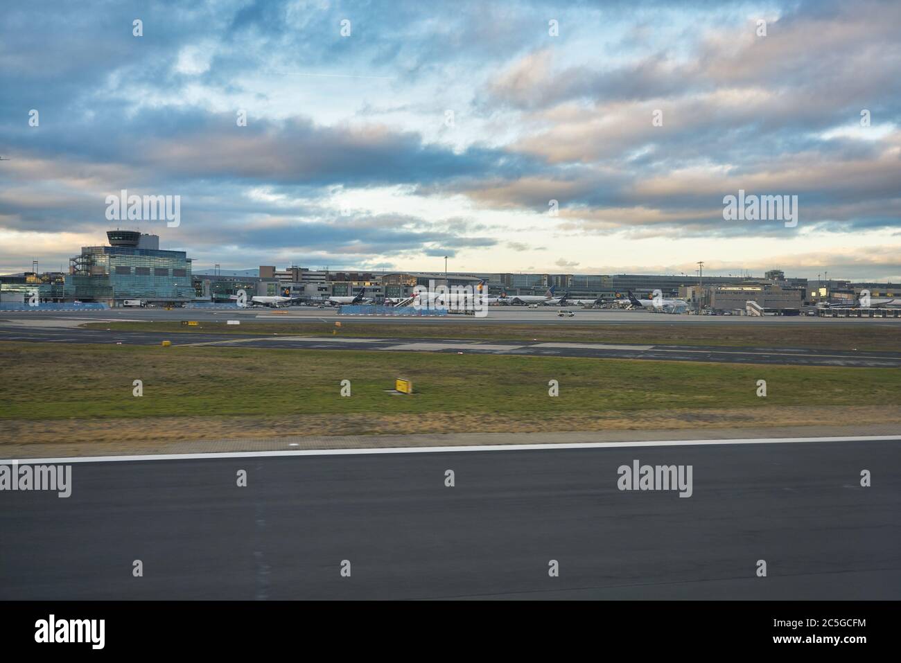 FRANCOFORTE AM MAIN, GERMANIA - CIRCA GENNAIO 2020: Vista dell'aeroporto di Francoforte sul meno. Foto Stock