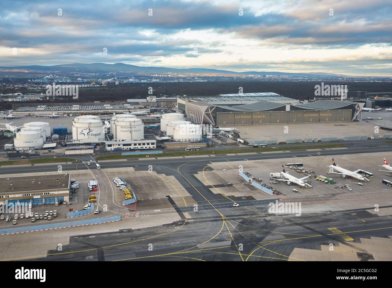 FRANCOFORTE AM MAIN, GERMANIA - CIRCA GENNAIO 2020: Vista dell'aeroporto di Francoforte sul meno. Foto Stock