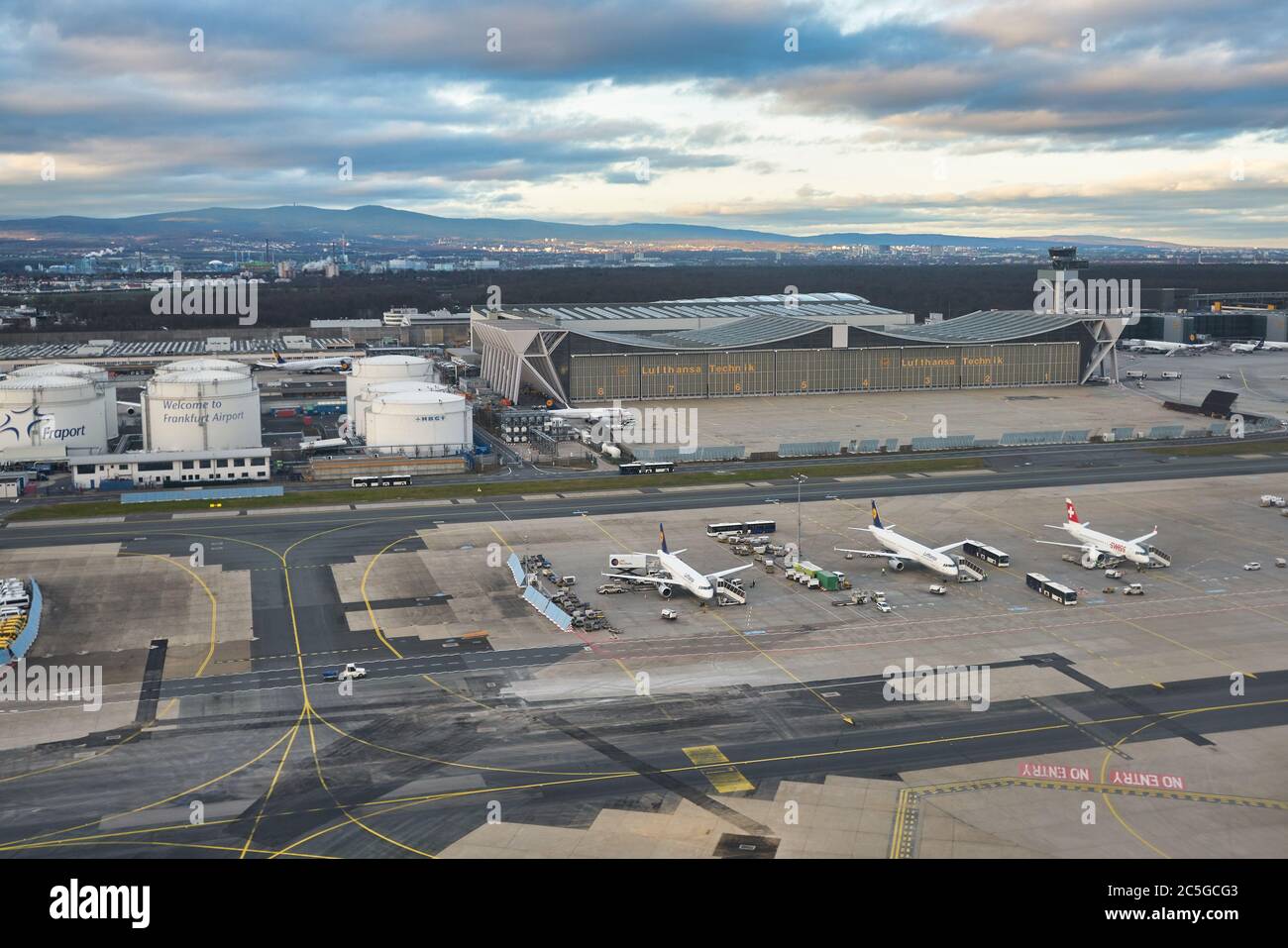 FRANCOFORTE AM MAIN, GERMANIA - CIRCA GENNAIO 2020: Vista dell'aeroporto di Francoforte sul meno. Foto Stock