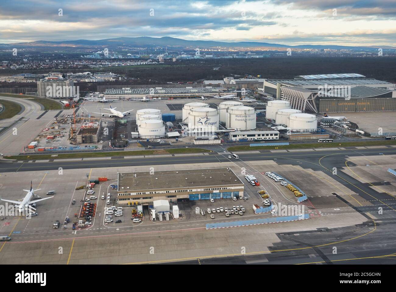 FRANCOFORTE AM MAIN, GERMANIA - CIRCA GENNAIO 2020: Vista dell'aeroporto di Francoforte sul meno. Foto Stock