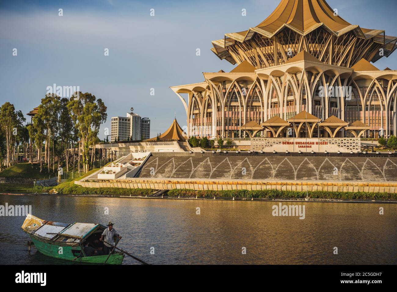 Il Sarawak Legislative Building o Dewan Undangan Negeri (DUN) Sarawak al Kuching Waterfront. Foto Stock