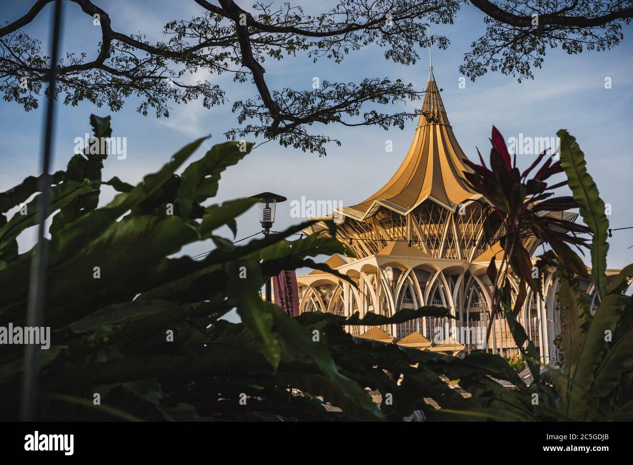 Il Sarawak Legislative Building o Dewan Undangan Negeri (DUN) Sarawak al Kuching Waterfront. Foto Stock