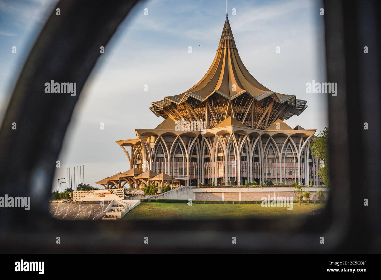 Il Sarawak Legislative Building o Dewan Undangan Negeri (DUN) Sarawak al Kuching Waterfront. Foto Stock