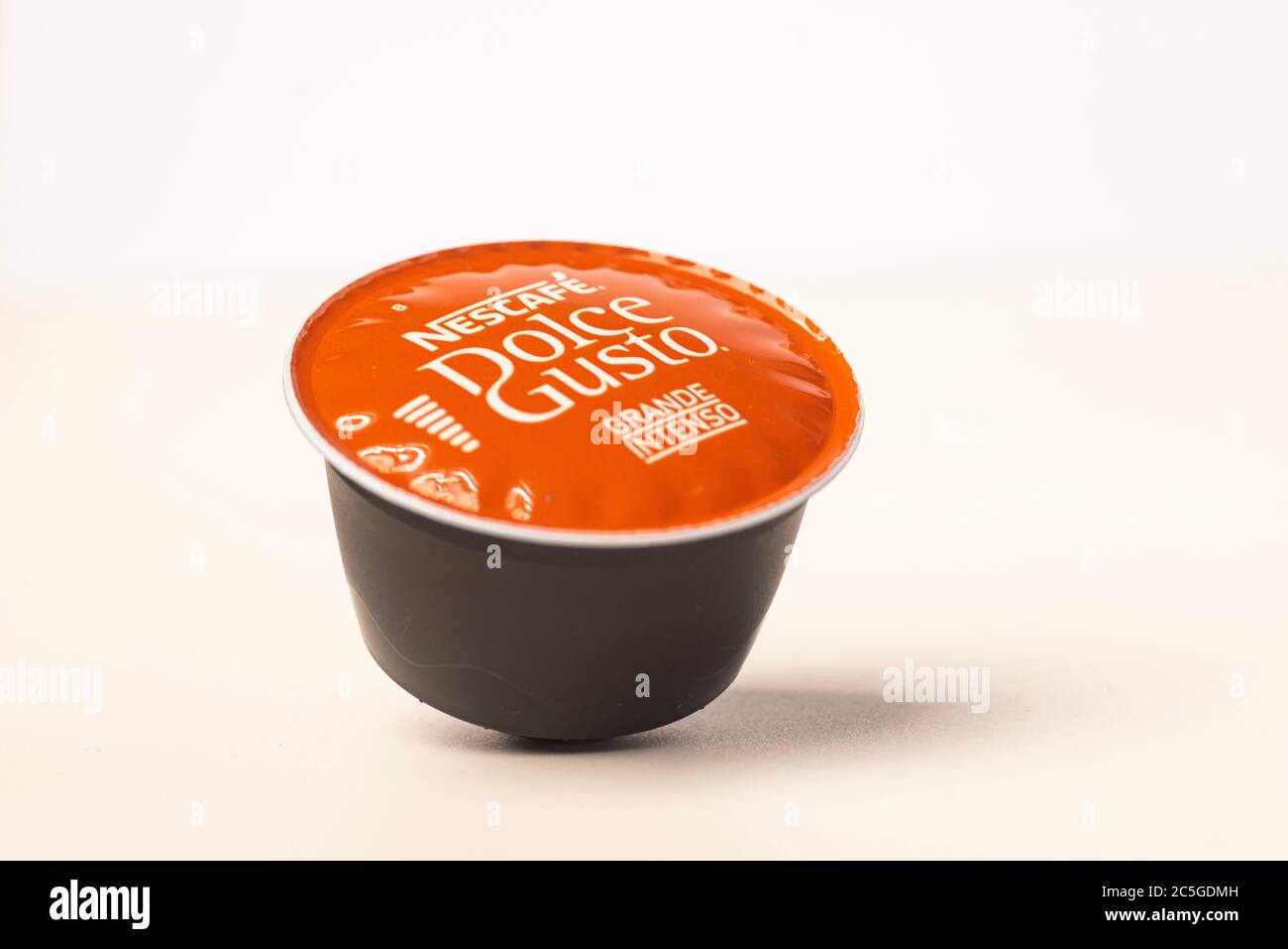 Capsule di caffè Nescafe Dolce gusto isolate contro il bianco Foto Stock