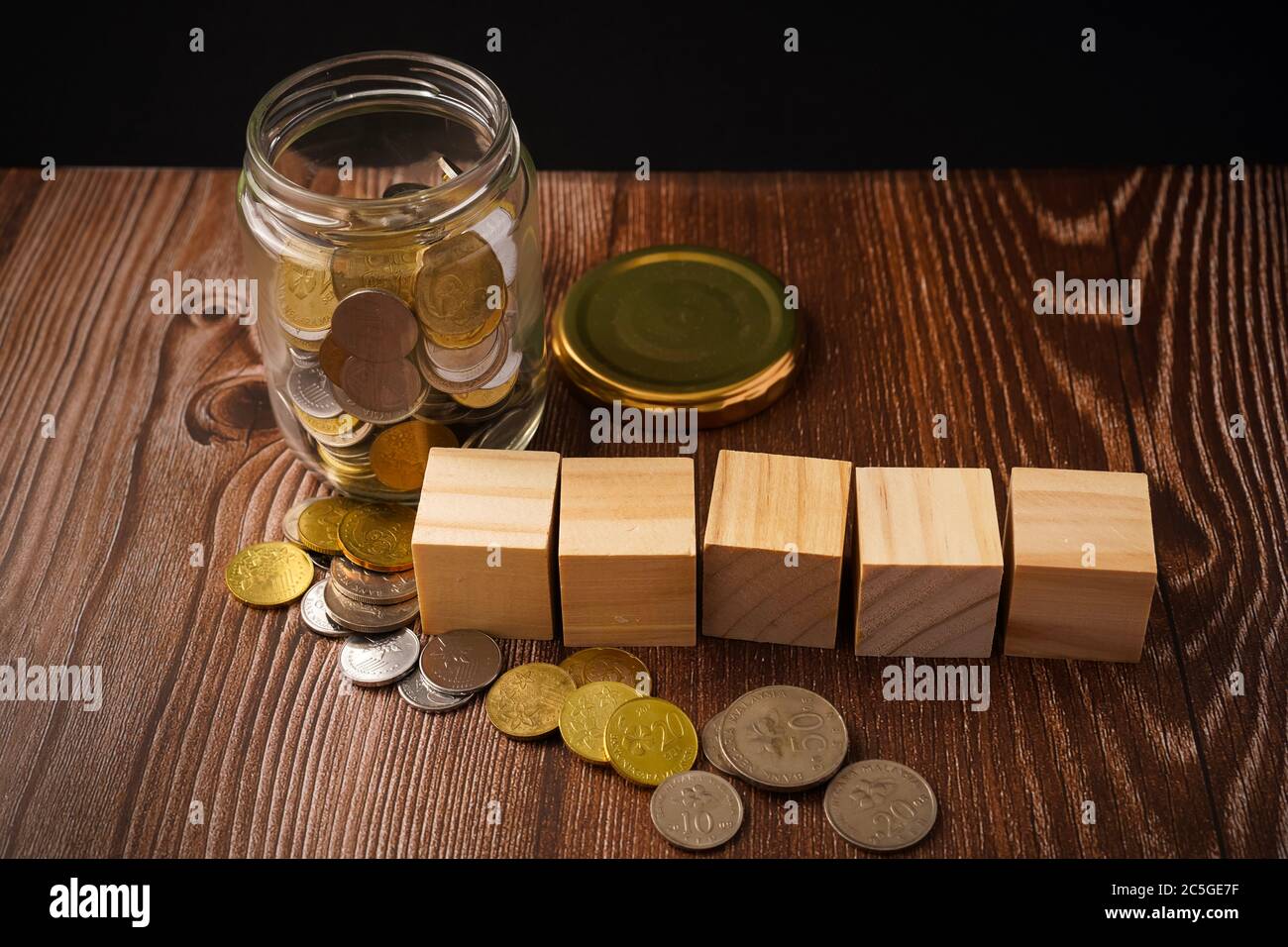 Concetto di risparmio: Monete in vaso con spazio di copia per il testo Foto Stock