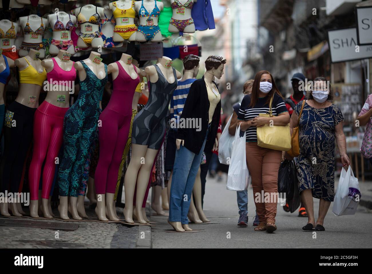 Rio de Janeiro, Rio de Janeiro, Brasile. 1 luglio 2020. La gente cammina per le strade di 'Saara', un famoso centro commerciale di negozi di strada situato nel centro di Rio de Janeiro, in mezzo alla malattia di coronavirus (COVID-19) focolaio. Il municipio ha autorizzato la riapertura di negozi di strada questa settimana, oltre ad alleviare altre restrizioni. Il Brasile ha già registrato oltre 60 mila morti per la COVID19 e più di 1.5 milioni di persone infette dalla malattia. Credit: Fernando Souza/ZUMA Wire/Alamy Live News Foto Stock