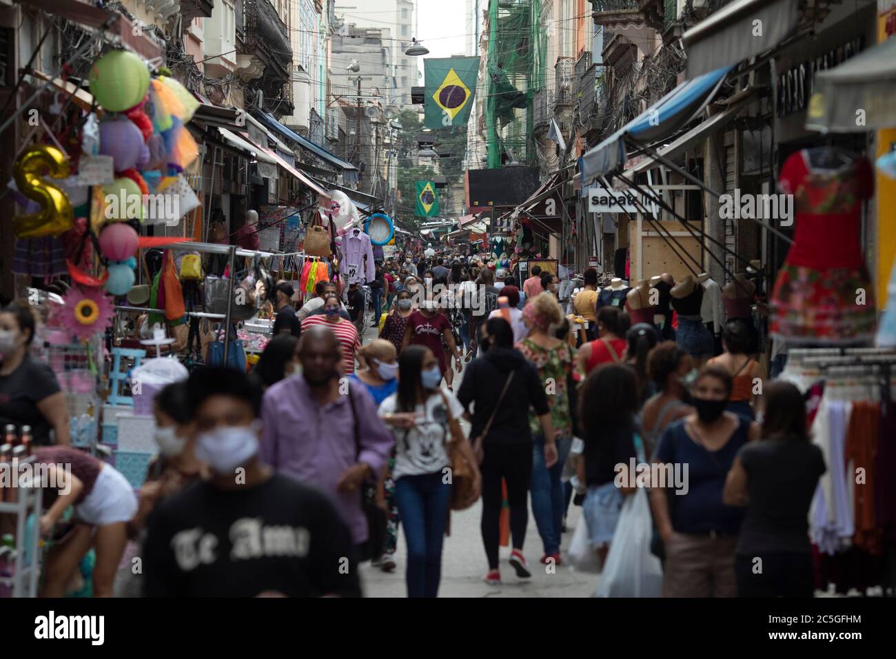 Rio de Janeiro, Rio de Janeiro, Brasile. 1 luglio 2020. La gente cammina per le strade di 'Saara', un famoso centro commerciale di negozi di strada situato nel centro di Rio de Janeiro, in mezzo alla malattia di coronavirus (COVID-19) focolaio. Il municipio ha autorizzato la riapertura di negozi di strada questa settimana, oltre ad alleviare altre restrizioni. Il Brasile ha già registrato oltre 60 mila morti per la COVID19 e più di 1.5 milioni di persone infette dalla malattia. Credit: Fernando Souza/ZUMA Wire/Alamy Live News Foto Stock