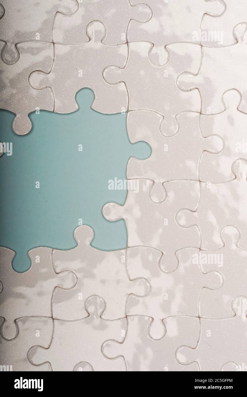 Foto chiusa di pezzi di puzzle bianchi vuoti, messa a fuoco selettiva, spazio di copia per il testo Foto Stock