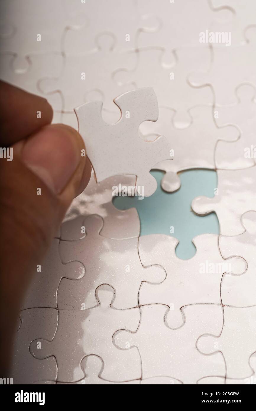Foto chiusa di pezzi di puzzle bianchi vuoti, messa a fuoco selettiva, spazio di copia per il testo Foto Stock